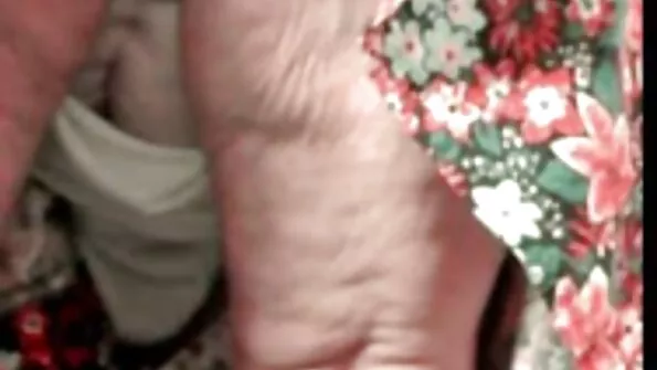 Nympho سكس اخوات تركي تمتص الجد الديك ممارسة الجنس معه في سريره